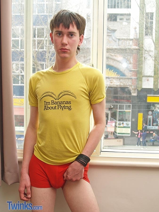 茶髪ツインクトリスチャンBが裸になり巨尻と巨根を見せつける