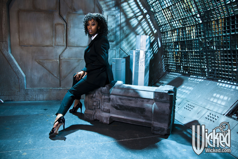 惊艳的黑肤美女穿高跟鞋脱西装和内衣