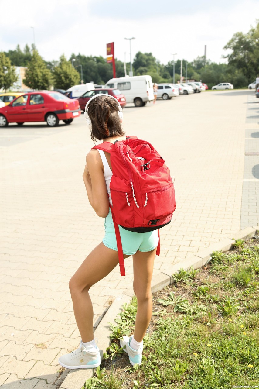 セクシーなチェコのティーン・サラ・ケイと彼女のガールフレンドたちがワイルドなビーチパーティーで全裸でイジっている