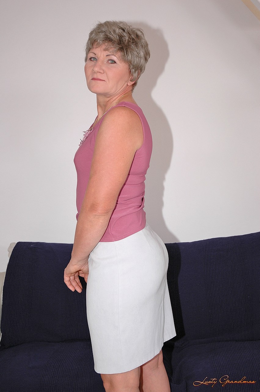 الجدّة قصيرة الشعر ماغدولنا تُظهر مؤخرتها الساخنة بينما تُنكح بعنف