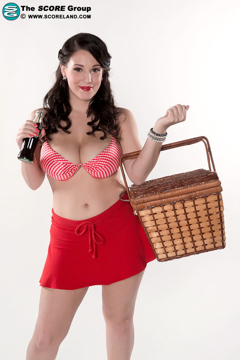 ノエル・イーストンがピクニックに行く途中でおっぱいを見せる