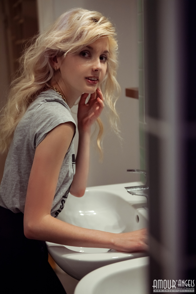 小さな胸の金髪の天使アンジェリックが机で服を脱いで全裸になる