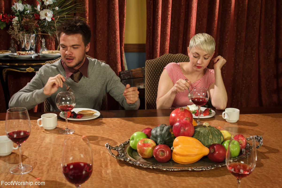 Rubia Lorelei Lee Fetiche De Pies Con El Cuñado