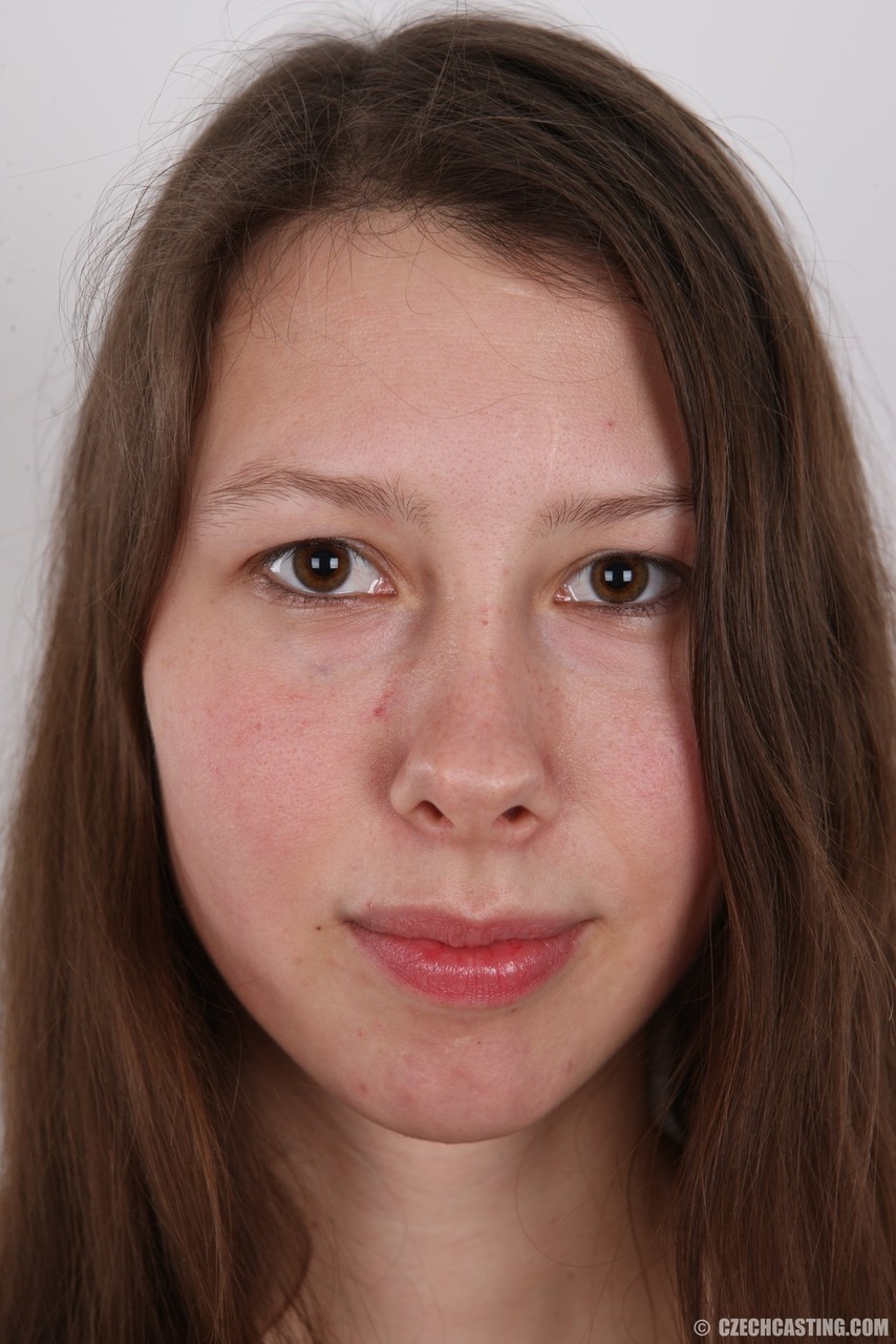 绝望的帕夫琳娜首次裸体拍照赚取快钱