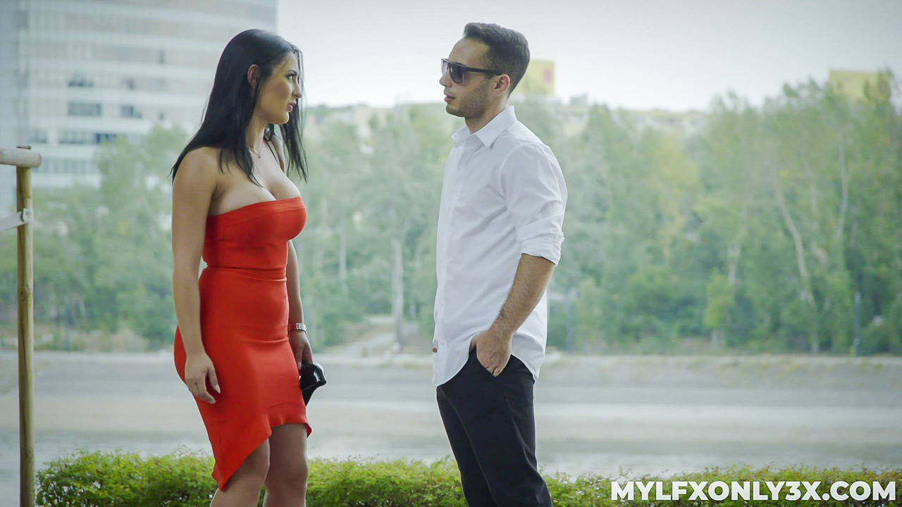 ホットなMilfハニーDamonがマッサージ中にマンコを舐められ、適切な挿入を受ける