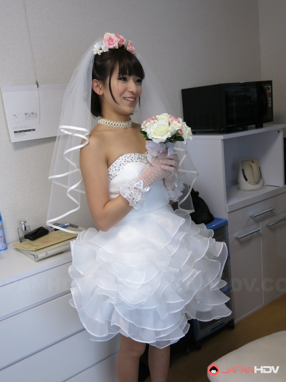 日本新娘成宫留莉在婚礼蛋糕品尝后于地板上做爱