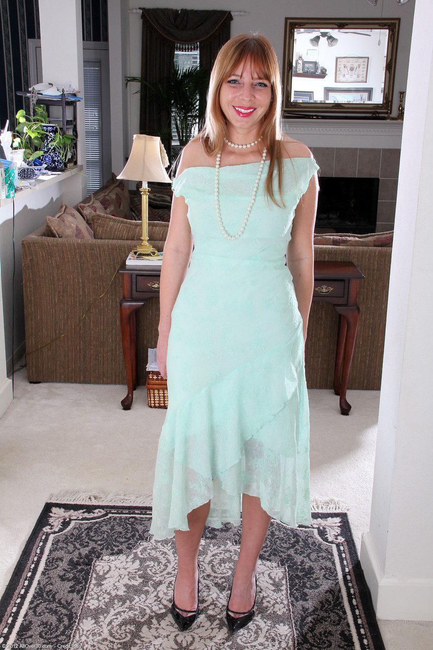 Cute Mature Lady Amber Jeanette Inserts Pearl Necklace In Her Hot Pussy