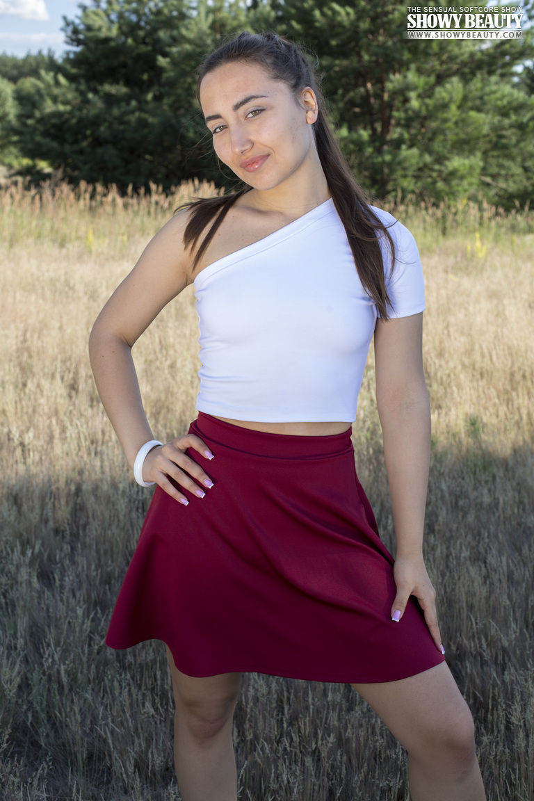 किशोरी बेला खेत में कंबल पर पूरी तरह नग्न