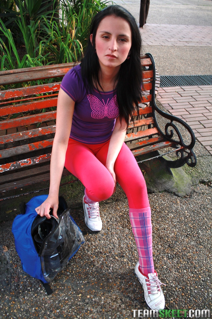 المراهقة الصغيرة ذات الأصول اللاتينية كاميلا سانتياغو البالغة من العمر 18 عامًا تُظهر مؤخرة مذهلة ومستديرة