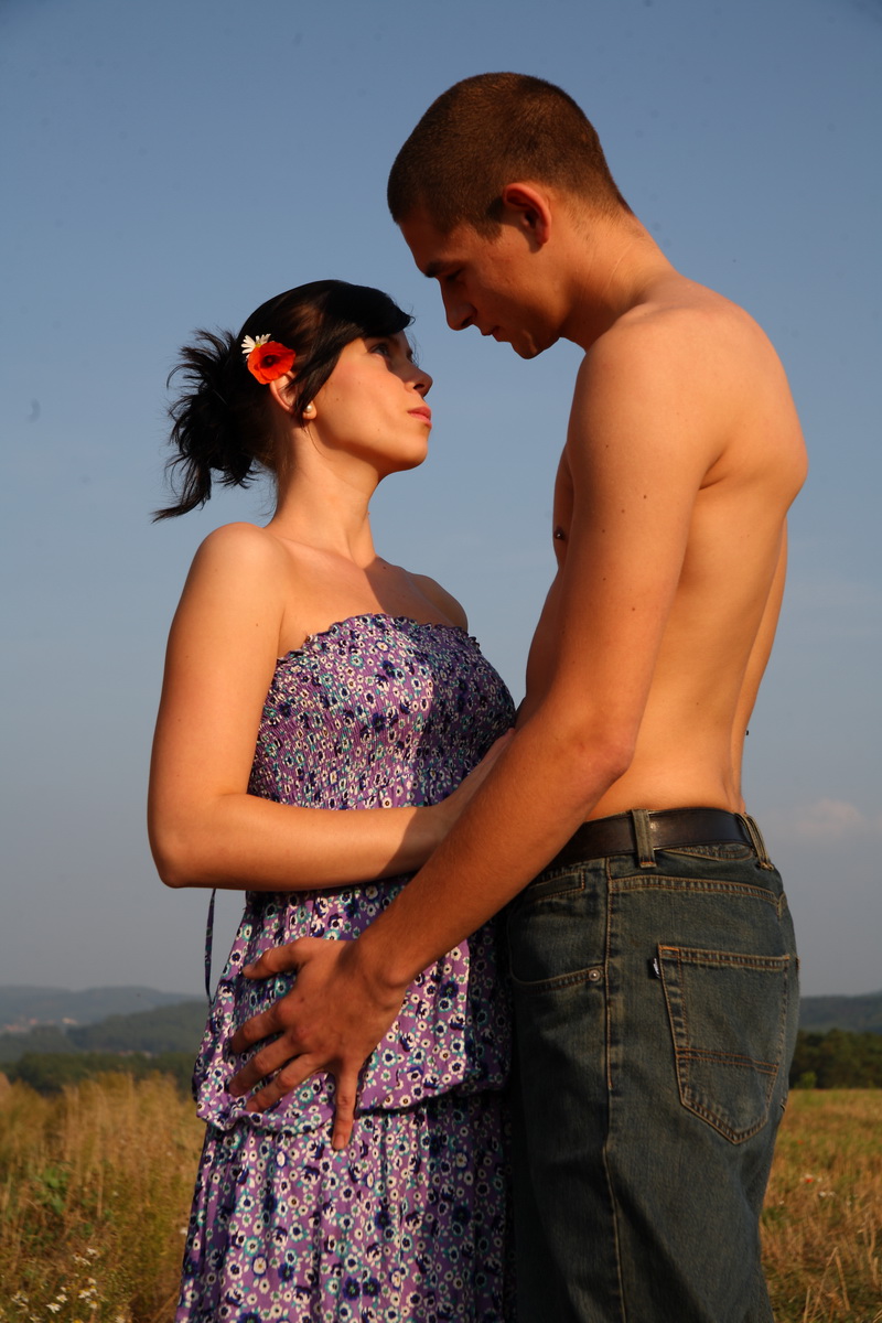 欲情した若いカップルが野原のバラバラのわらの上でセックスする