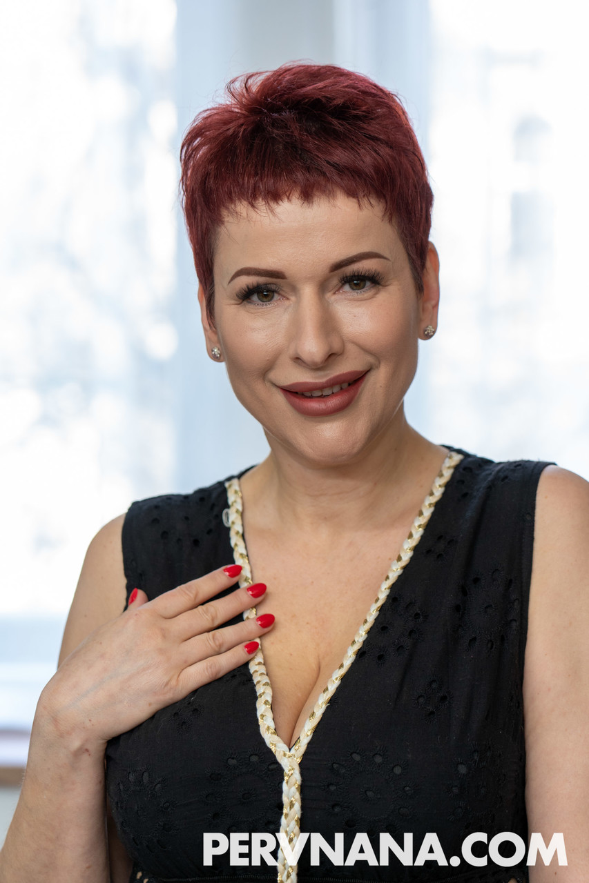 الحمراء ليزا بينيلي في فستان أسود تركب وتكشف عن ثدييها الكبيرين