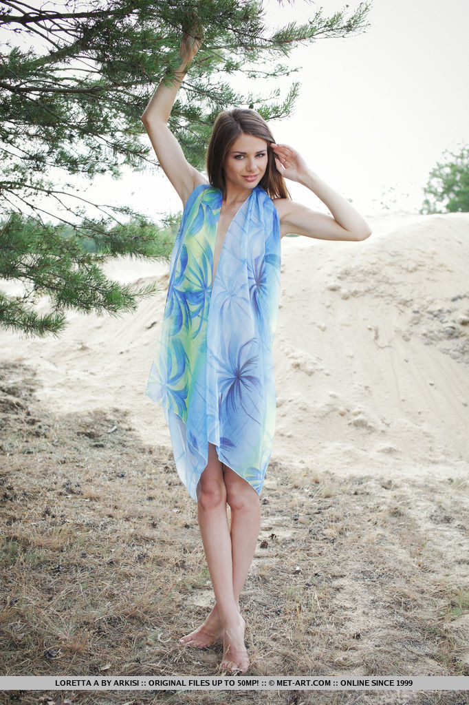 दुबली भूरी बालों वाली ग्लैमर बेब लोरेटा जंगल में छोटे किशोर स्तन दिखा रही है