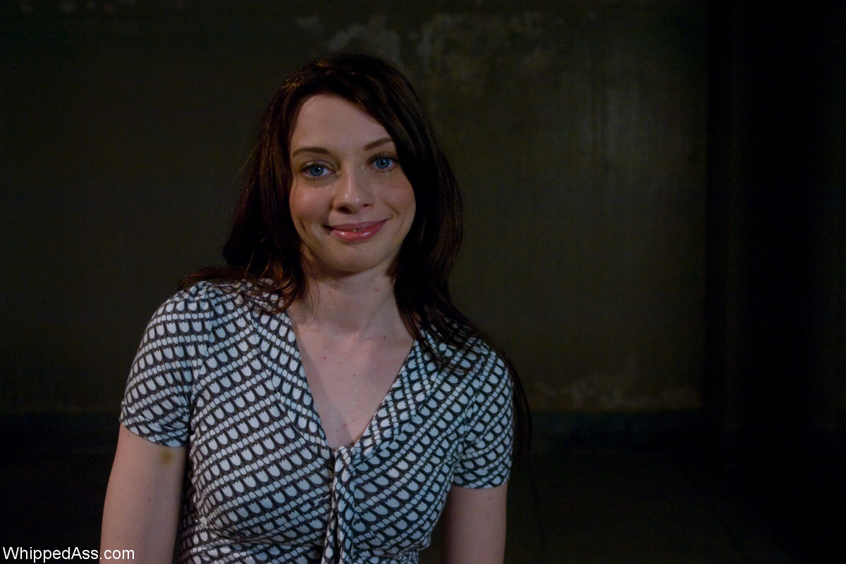 Покорная Рыжая Эмбер Кин Скована И Подчинена Лездом Бобби Старр