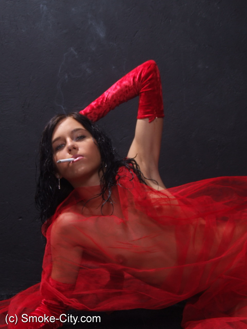 黑发青少年在吸烟时裸露身体