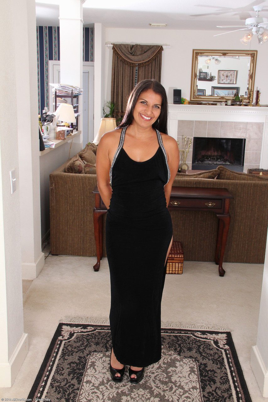 Close-Up De La Brune Bombe Saffron LeBlanc Joue Avec Le Pussy Taillé