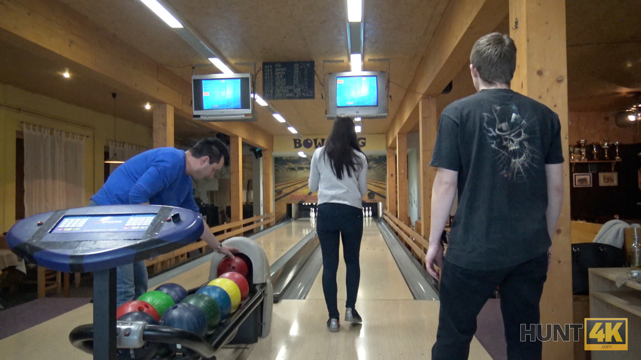 श्यामला लड़की ओर्नेला मोर्गन अपने प्रेमी के साथ बोलिंग एली में सेक्स करती है