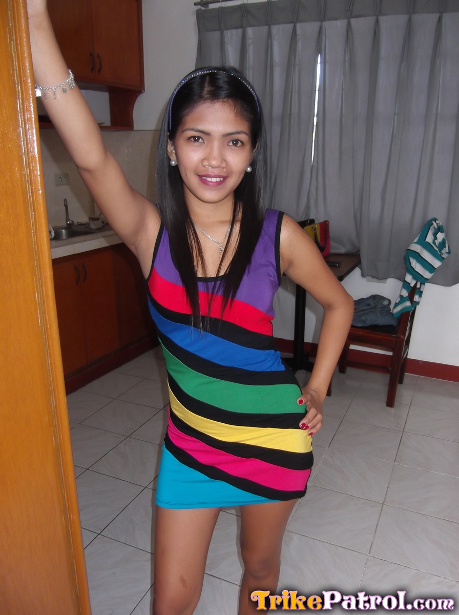 亚洲罗莎莉脱下连衣裙和内衣全裸摆拍