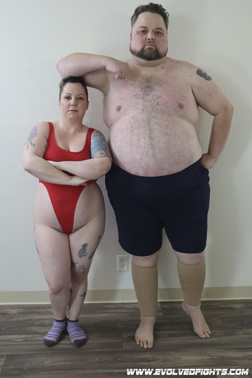 Femdom Vinnie O'Neill Fait Goûter Son Chat Au Type Bedonnant Pendant La Lutte