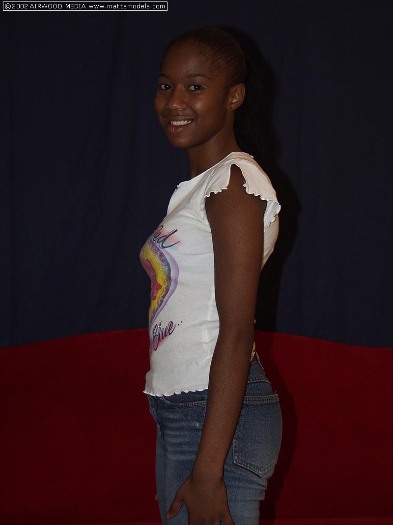 黒のアマチュアモニックは白い靴下をはいてピンクのマンコを見せる