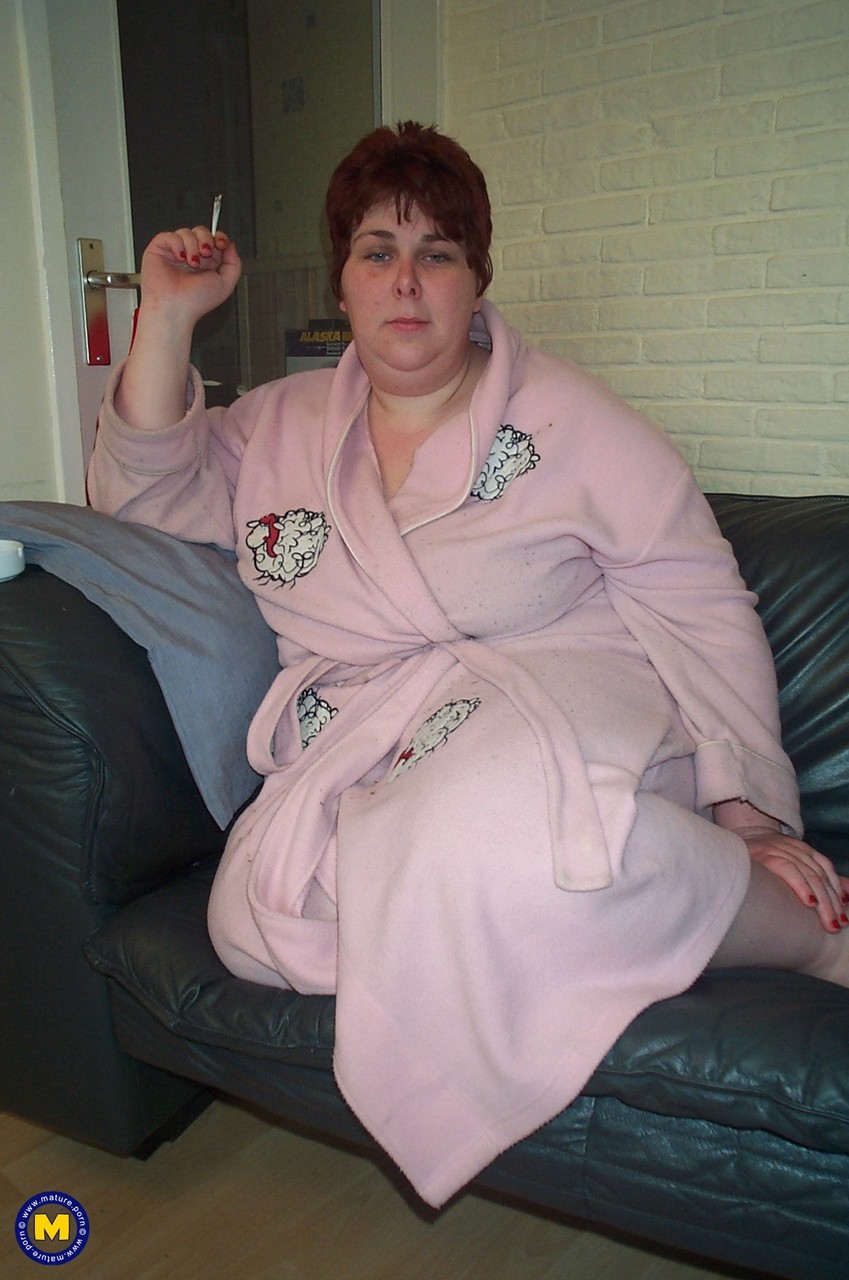 業餘BBW喬蘭達擠壓她的大胸部並用玩具玩她的陰部