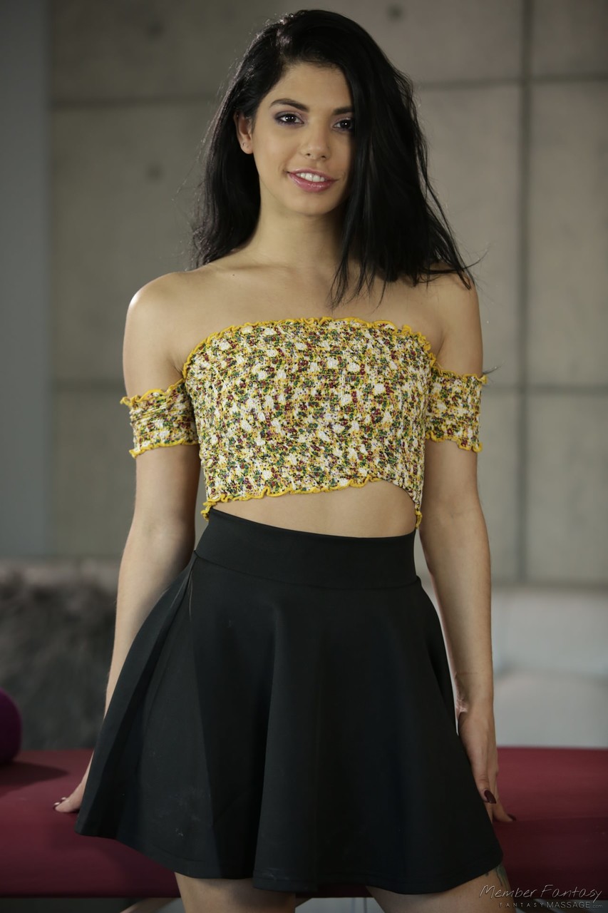 Gina Valentina, American Porn Star, Flashes Her Hairy Twat