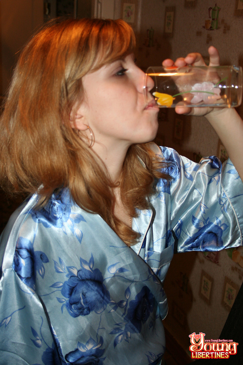 Unschuldige Teenagerin Simona Bläst Und Genießt Tiefes Ficken