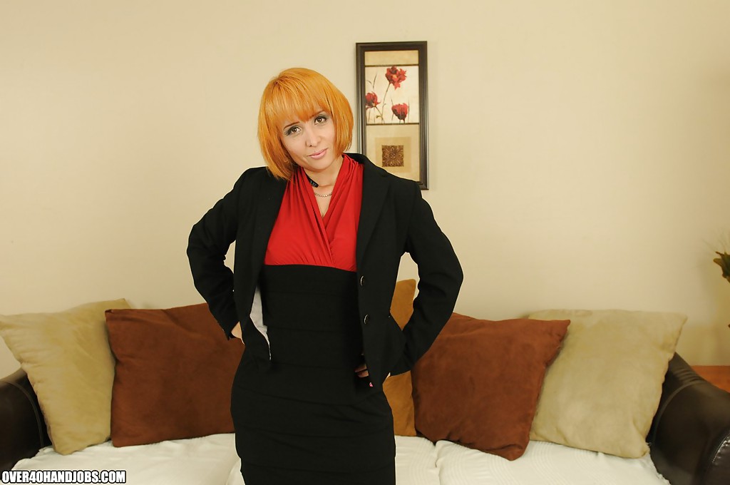 穿高跟鞋的红发成熟女士展示可干的曲线