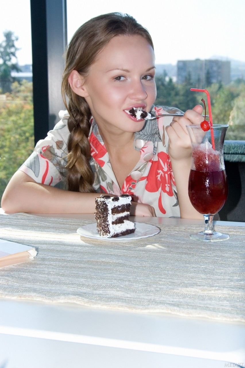 فيرجينيا صن الجمال البرئ يخلع ملابسه في غرفة الفندق ويظهر فتحاته