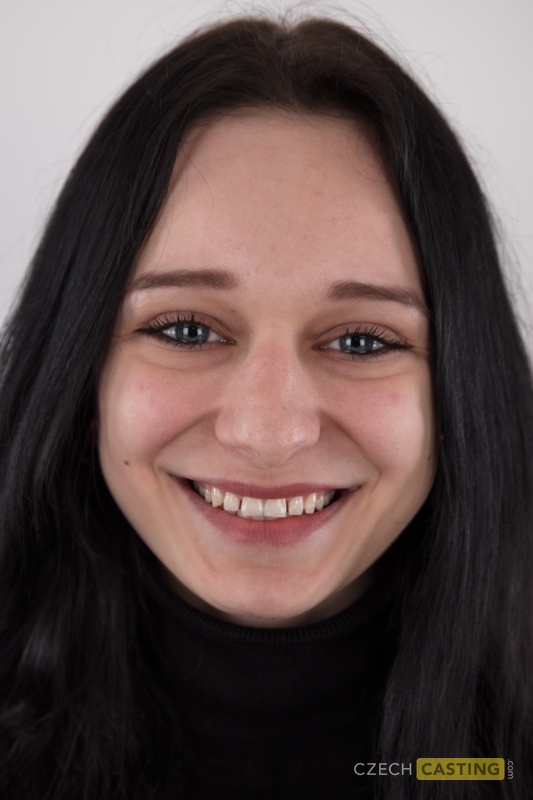 Morena Amateur Sona Se Quita La Ropa Toda Negra Para Quedar Completamente Desnuda