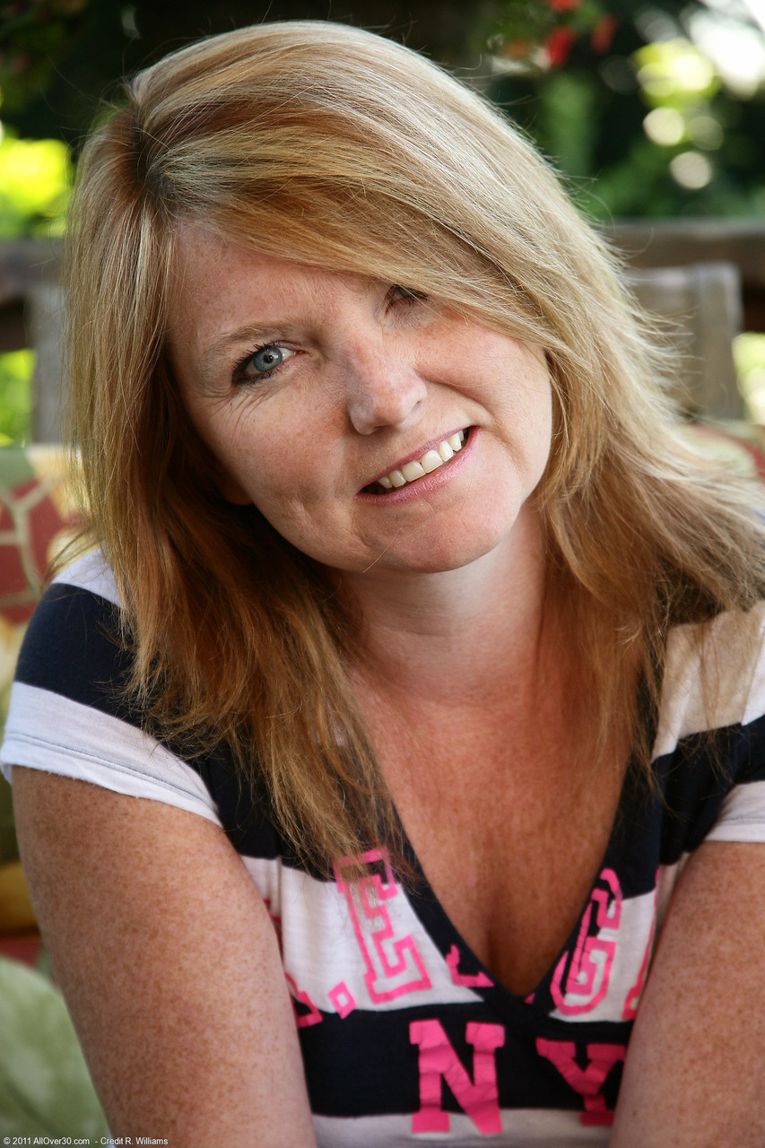 Chubby Milf Stacie Flashes Yummy Pussy In Outdoor Striptease