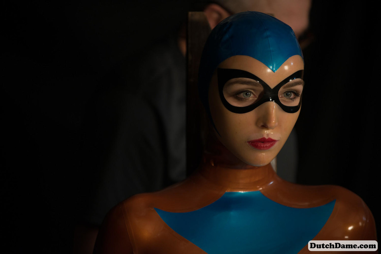 単独モデルが複雑なロープ拘束で縛られラテックススーツを着用