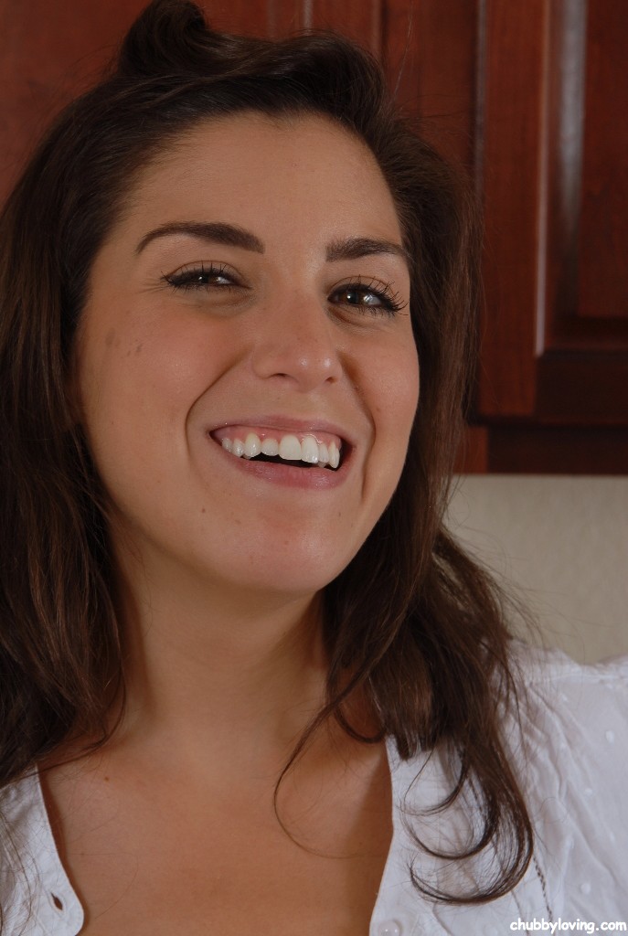 اللاتينية المثيرة لي تطلق ثدييها الطبيعيين الكبيرين في المطبخ