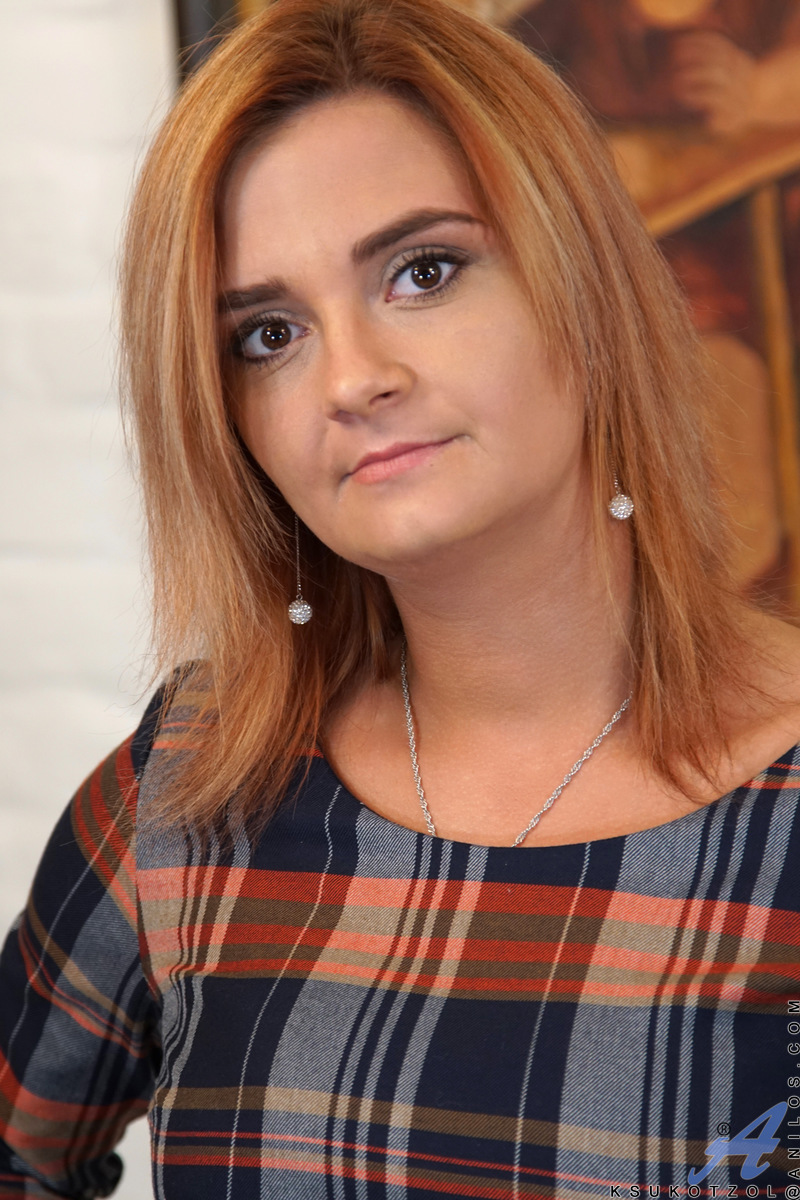 丰满的美熟妇Ksukotzol脱掉鞋子之前的指头伸进 Pussy