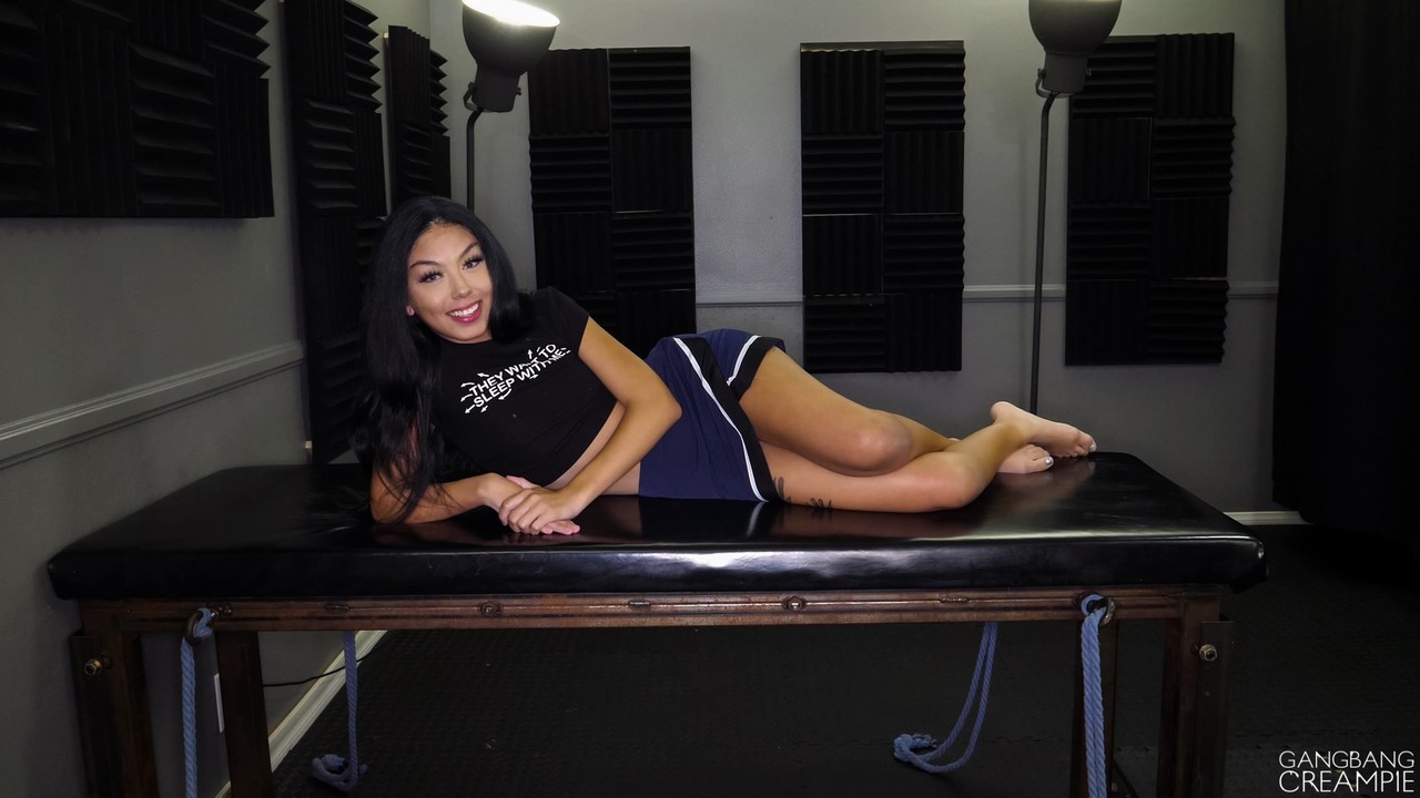 बियांका बैंग्स गैंगबैंग क्रीमपाई काले और सफेद पुरुषों के साथ