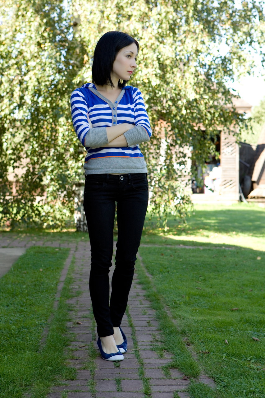 Süße Teenager Nacht Einem Streift Ab Zu Unterwäsche Und Protzt Mit Ihrem Buschigen Muff Solo