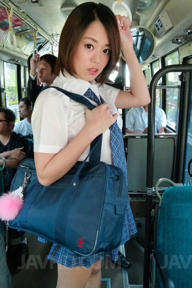 Japanische Studentin Yuna Satsuki Gefühlte Bevor Sie Einen Blowjob Im Öffentlichen Bus Geben