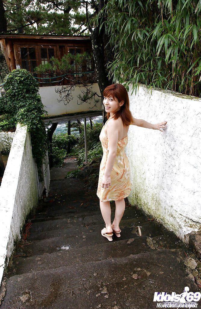 الآسيوية الحمراء في الهواء الطلق أن نانبا تتعرى