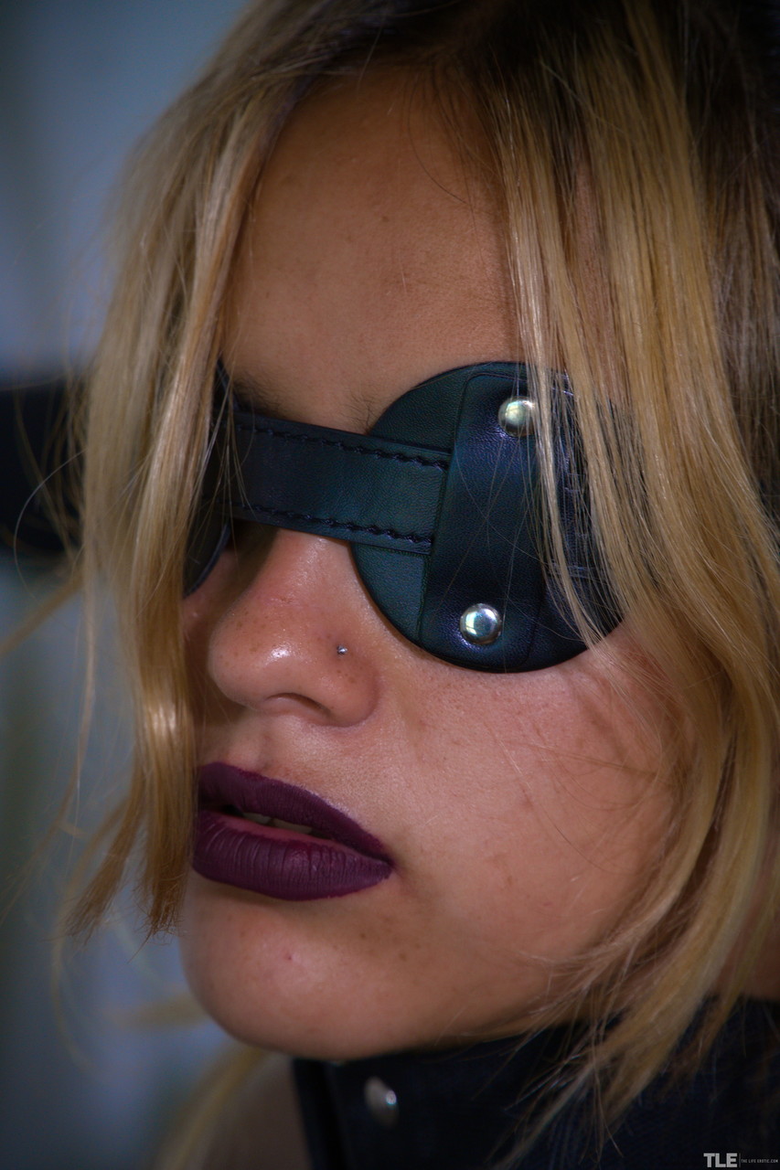 الفتاة المكفوفة كلارا اس تخرج الكرات من مهبلها بعد أن تم فك الارتباط