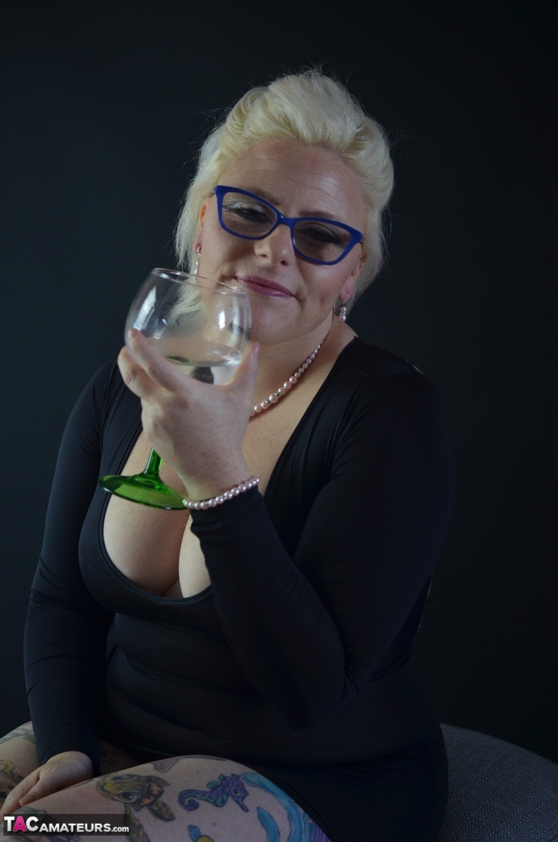 Tattooed Blonde Mollie Foxxx Prepares To Swallow Water From Goblet