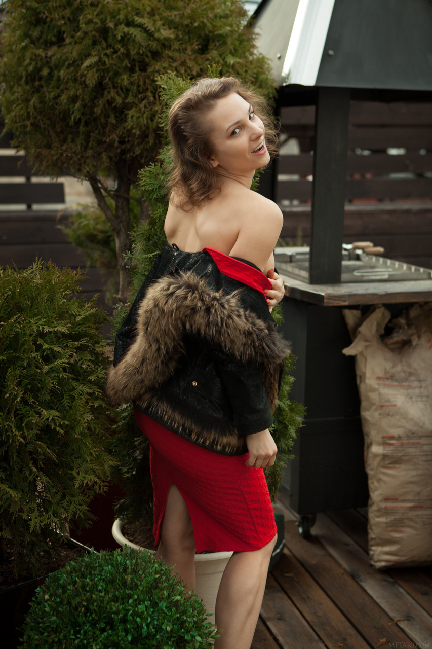 Met Art प्रस्तुत करता है Sanna को एक कामुक गैलरी में नग्न