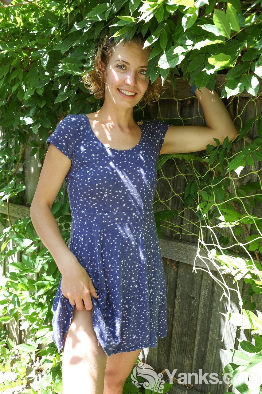 娇小卡拉达什卡展示粉色蕾丝内衣和圆润大臀