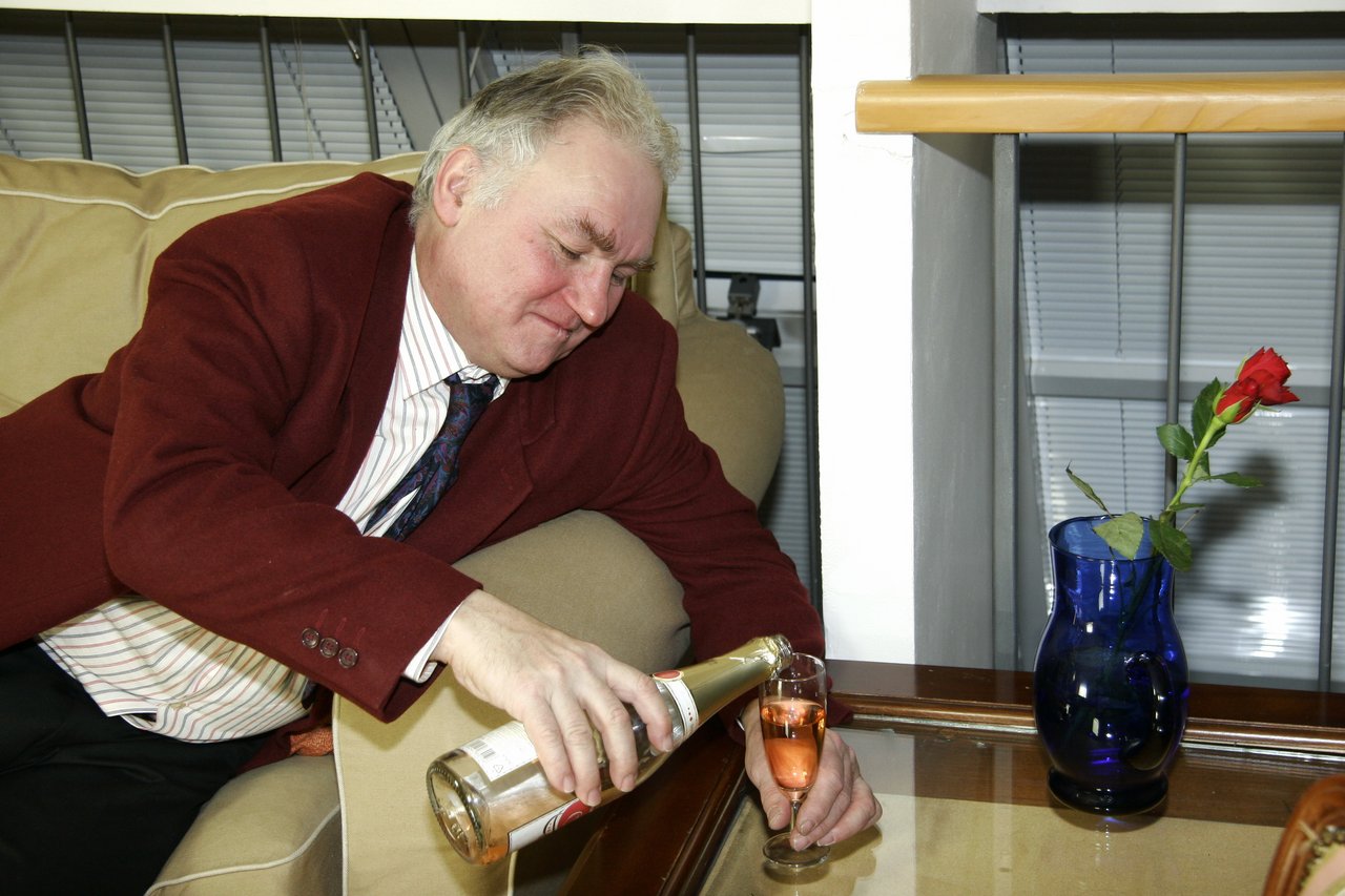 若い娘ロウェナは老紳士に若いマンコを舐められて犯される