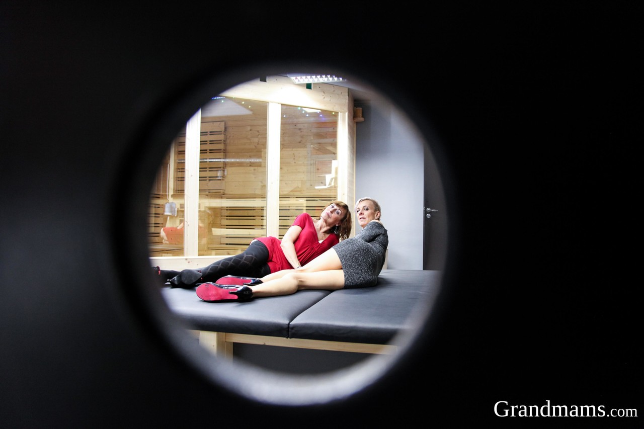 Cougars Perverzas Intercambian Semen Después De Mamar Y Montar Una Polla Poderosa En Un Caliente Trío