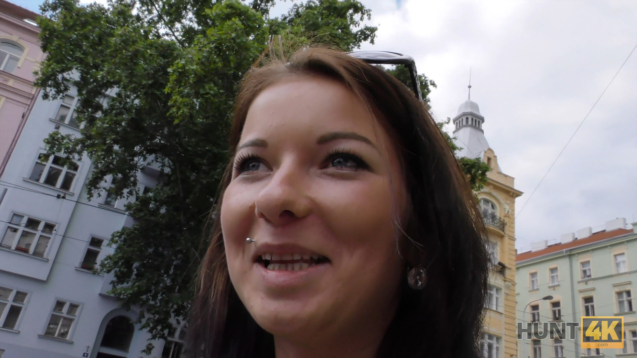 चेक ब्रूनेट डेनिस को उठाया और चोदा