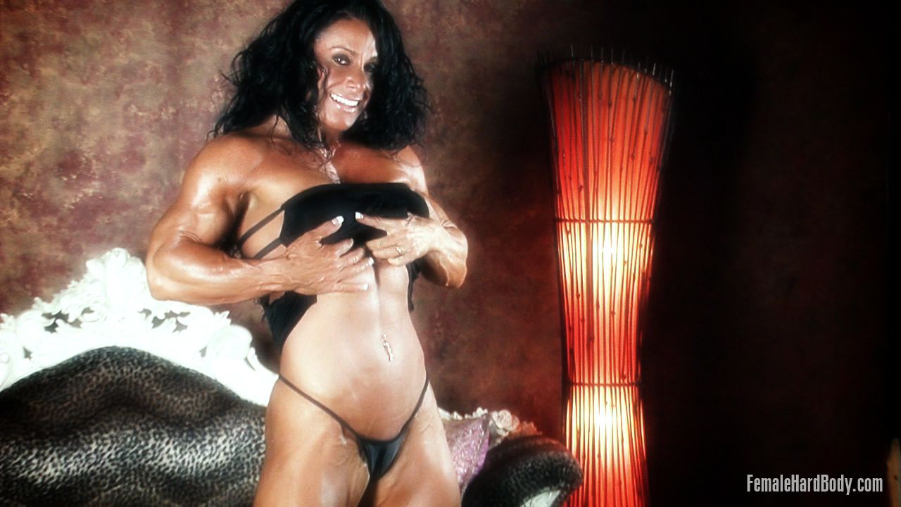 Зрелая Бодибилдер Дебби Брамвелл Хвастается Упругой Попкой И Сексуальными Мышцами