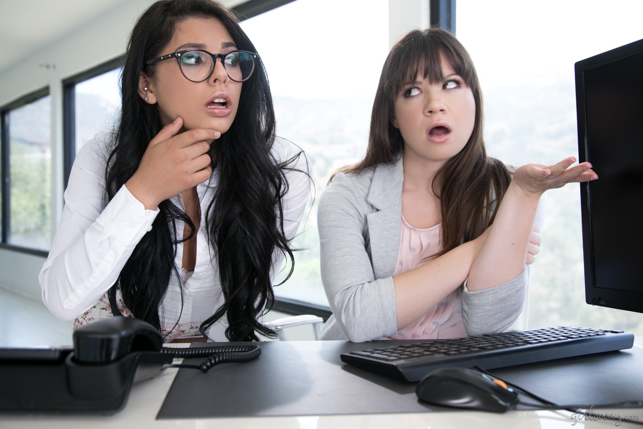 Adolescentes Lésbicas Gina Valentina E Alison Rey Fazem Sexo No Trabalho