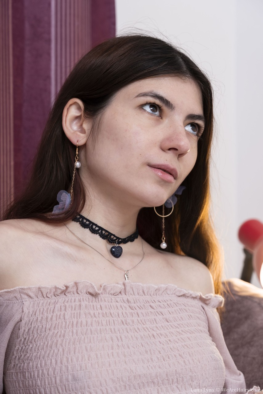 Amateur Delgada Luna Lynx Se Desnuda Y Juega Con Su Pelo Púbico Largo