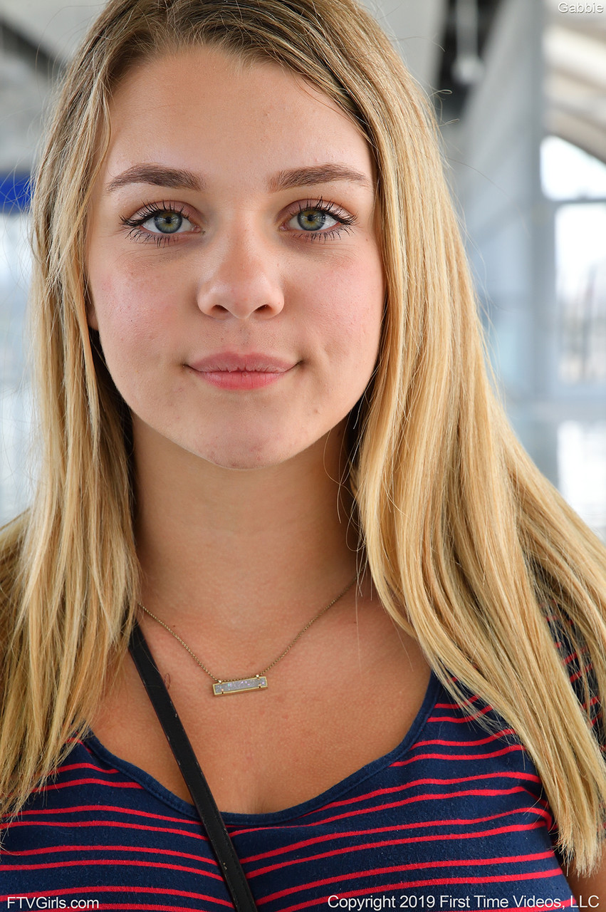 मासूम शौकिया गैबी बाहर सार्वजनिक जगह पर छेड़खानी करती है