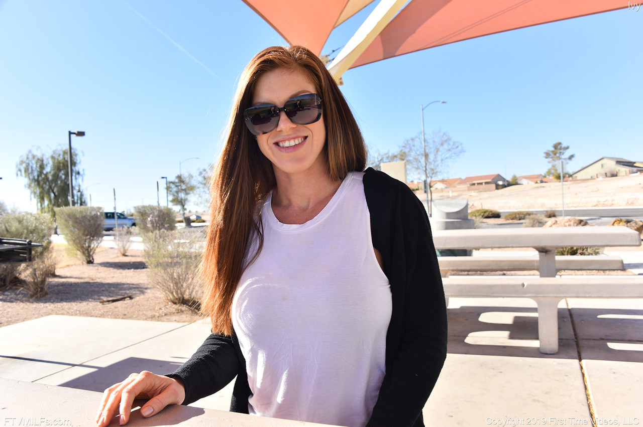 Sexy Milf Mariana Martix Montre Ses Gros Seins En Public