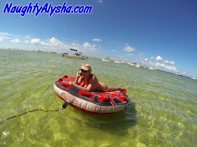 巨乳业余裸体在充气床垫上戴棒球帽